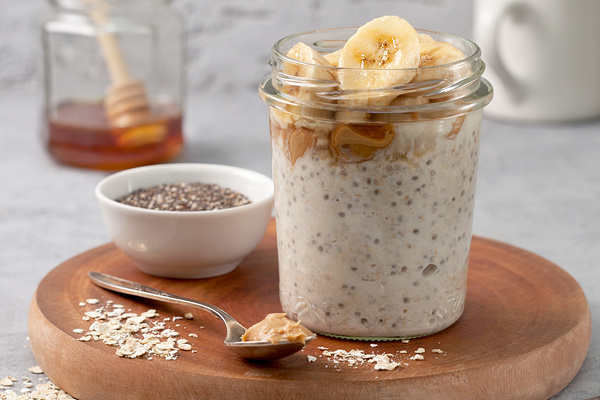 21 Day Fix Overnight Oats Recipes | Whether you’ve committed to the 21 Day Fix Beachbody program, or just need some clean eating recipes to help with your weight loss goals, this collection of overnight oats recipes is for you! Whether you enjoy fruit-infused oats, like blueberry, strawberry, banana, apple, or peach, prefer a chocolate and peanut butter combo, or like something more specific, like pumpkin or carrot cake oats, we’ve got you covered! #21dayfixbreakfast #21dayfixrecipes