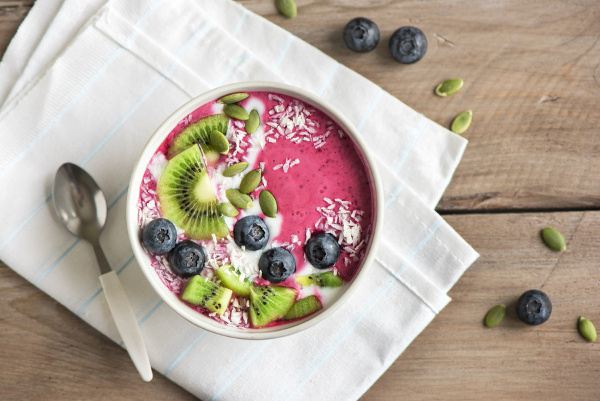 25 Smoothie Bowl Recipes for Weight Loss | If you’re looking for low calorie, healthy, and easy step by step recipes to help you learn how to make the perfect smoothie bowl to start your mornings with a bang, these simple ideas will not disappoint! From acai, to berry, to green, to keto, to complete vegan, there’s a smoothie bowl here for everyone! #smoothiebowl #smoothiebowlrecipes