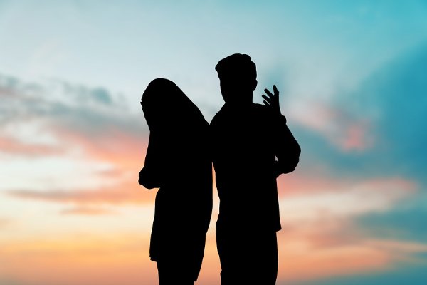How to Deal with Gaslighting | If you want to know the signs of gaslighting, as well as tips and ideas to help you learn how to deal with someone who is trying to manipulate you in an effort to gain power and control over you, we're sharing 8 tips to help. Learn the true definition of gaslighting, and how you can effectively manage it with in your relationships with your spouse or parents, in your friendships, and even with your co-workers or your boss at work.