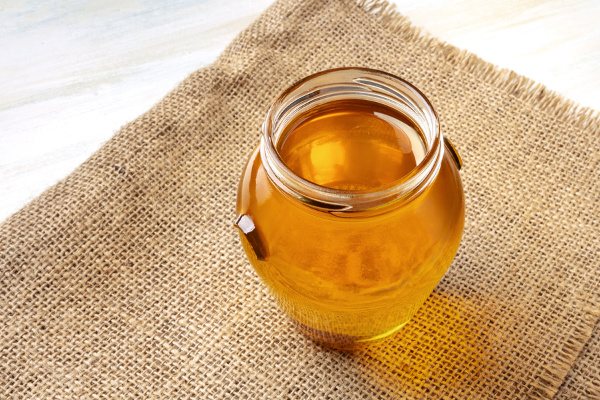 17 Manuka Honey Benefits and Uses You’ll Wish You Knew Sooner