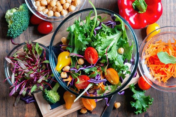 7-Day Intermittent Fasting Meal Plan for Beginners | Whether you follow a 12/12, 18/8, 20/4, Eat-Stop-Eat, or 5:2 intermittent fasting diet plan, losing weight will be easier if you follow a low carb, keto inspired, healthy diet, but knowing what to eat can be hard. We’ve put together a 7-day diet plan for women with simple and delicious recipe ideas to get you started.