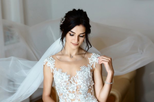How to Choose a Wedding Dress for Your Body Type | Shopping for a wedding dress isn’t always glam and glitter. Figuring out the best wedding dress style for your body shape can be overwhelming and defeating. Should you choose an A line dress? Long sleeves or short sleeves? Fit and flare, or a sheath gown? Ruffles and a lace bodice, or something simple? Click over for 32 of our best tips to help you choose the best wedding dress for YOUR body shape! #weddingdresstips #weddingdressshopping