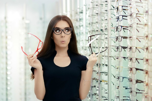 How to choose the right glasses for your face shape: 4 tips that work